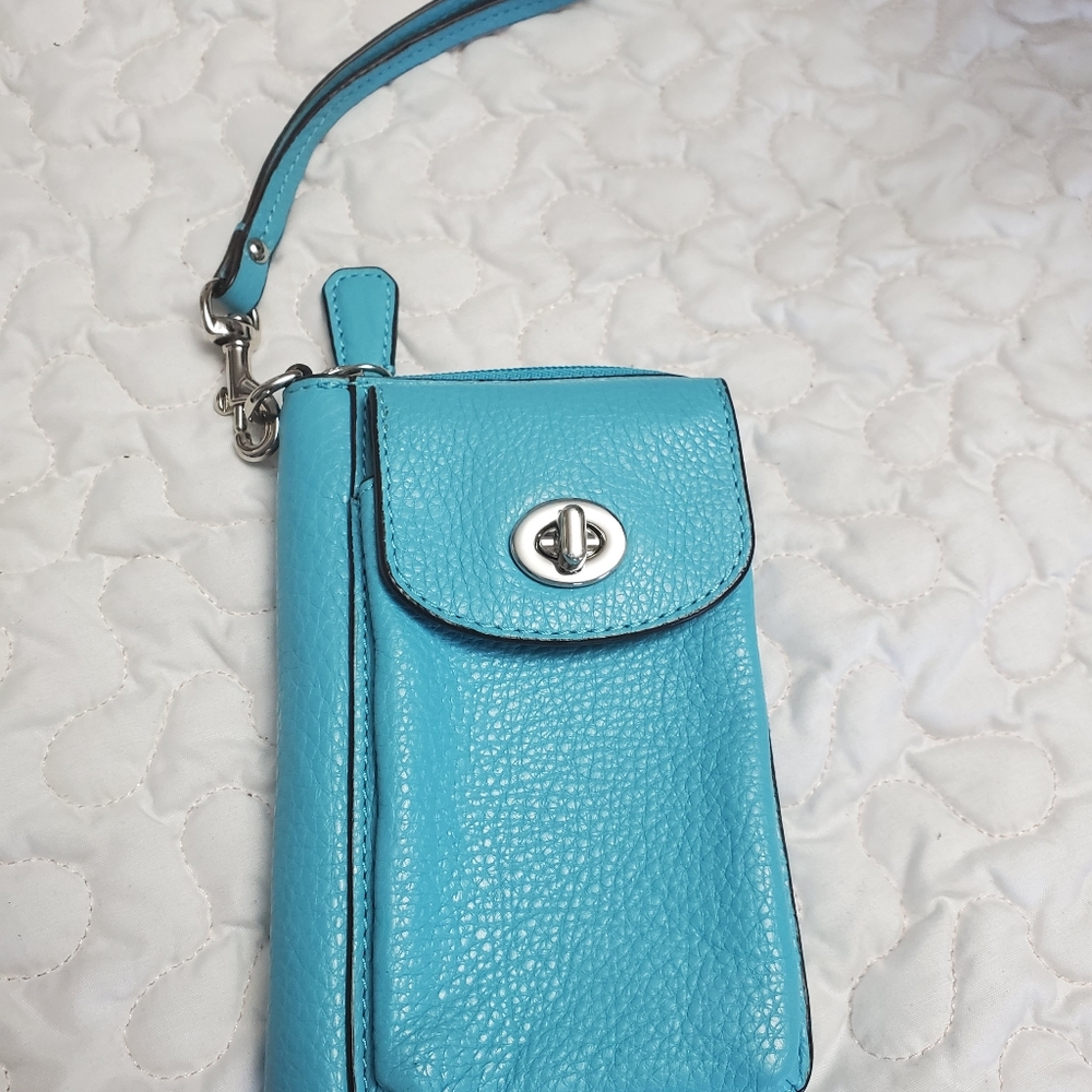 COACH small leather wristlet . - Picture 3 of 14